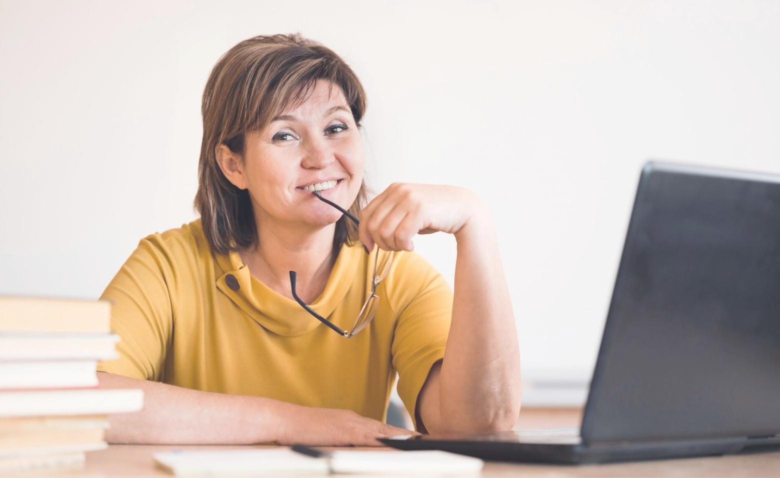 Instructor demonstrating personalized budgeting techniques with visual aids and worksheets